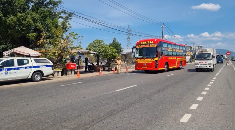 Cảnh sát giao thông Gia Lai tổng lực kiểm tra, xử lý xe khách trên quốc lộ- Ảnh 3. Cảnh sát giao thông Gia Lai tổng lực kiểm tra, xử lý xe khách trên quốc lộ- Ảnh 3.
