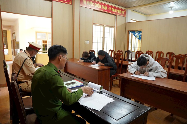 C&ocirc;ng an L&acirc;m Đồng xử l&yacute; nh&oacute;m thiếu ni&ecirc;n bốc đầu xe m&aacute;y, đăng clip l&ecirc;n mạng x&atilde; hội- Ảnh 1.