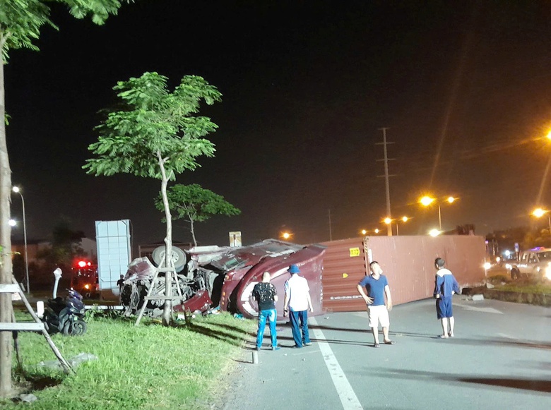 Hải Phòng: Giải cứu tài xế mắc kẹt trong cabin xe container lật ngang đường- Ảnh 1. Hải Phòng: Giải cứu tài xế mắc kẹt trong cabin xe container lật ngang đường- Ảnh 1.