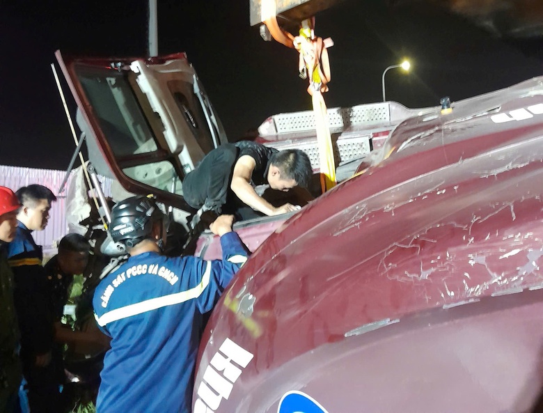 Hải Phòng: Giải cứu tài xế mắc kẹt trong cabin xe container lật ngang đường- Ảnh 2. Hải Phòng: Giải cứu tài xế mắc kẹt trong cabin xe container lật ngang đường- Ảnh 2.