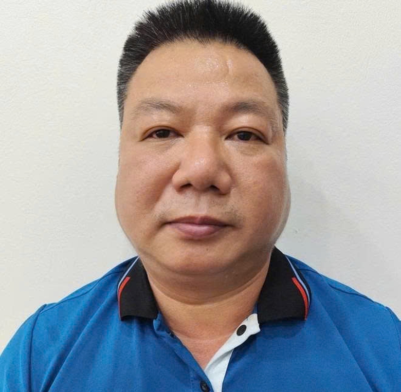 Tạm giữ h&igrave;nh sự t&agrave;i xế r&uacute;t ch&igrave;a kh&oacute;a xe kh&aacute;ch l&agrave;m 40 người mắc kẹt giữa nắng n&oacute;ng- Ảnh 1.