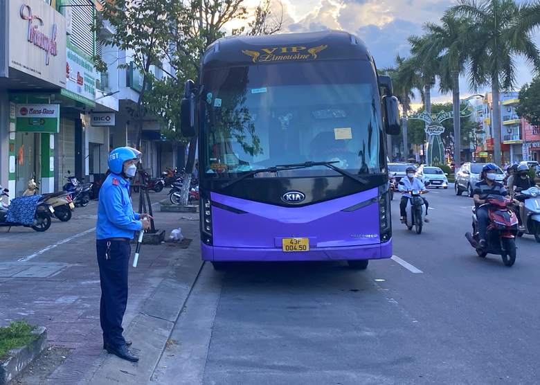 Đà Nẵng yêu cầu tăng cường xử lý "xe dù, bến cóc"- Ảnh 1. Đà Nẵng yêu cầu tăng cường xử lý "xe dù, bến cóc"- Ảnh 1.