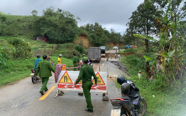 Quảng Ng&atilde;i: Mưa lũ g&acirc;y sạt lở nghi&ecirc;m trọng, giao th&ocirc;ng chia cắt- Ảnh 4.
