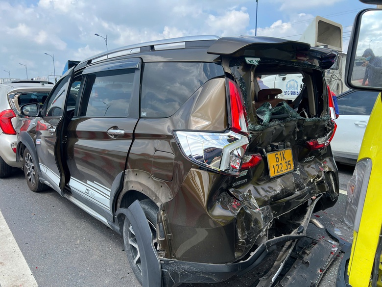 Tai nạn liên hoàn giữa 5 ô tô trên cầu Rạch Chiếc- Ảnh 2. Tai nạn liên hoàn giữa 5 ô tô trên cầu Rạch Chiếc- Ảnh 2.