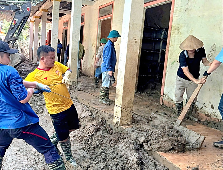 Nghệ An: &ldquo;Trường gi&uacute;p trường&rdquo; khắc phục lũ lụt, chuẩn bị cho năm học mới- Ảnh 8.