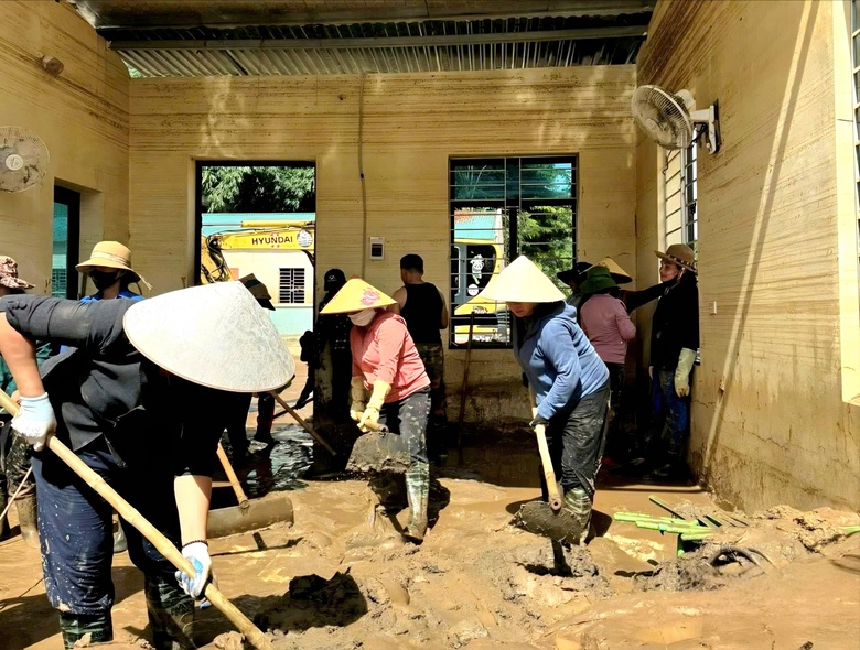 Nghệ An: &ldquo;Trường gi&uacute;p trường&rdquo; khắc phục lũ lụt, chuẩn bị cho năm học mới- Ảnh 7.