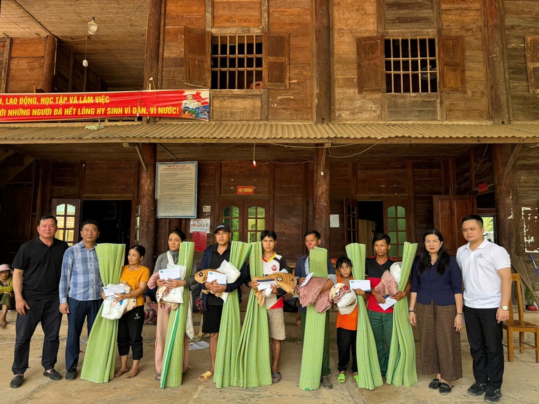 Nghệ An: &ldquo;Trường gi&uacute;p trường&rdquo; khắc phục lũ lụt, chuẩn bị cho năm học mới- Ảnh 16.