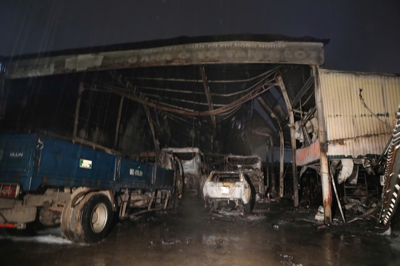 Ch&aacute;y gara &ocirc; t&ocirc; ở Bắc Ninh trong đ&ecirc;m, nhiều xe bị ch&aacute;y rụi- Ảnh 1.