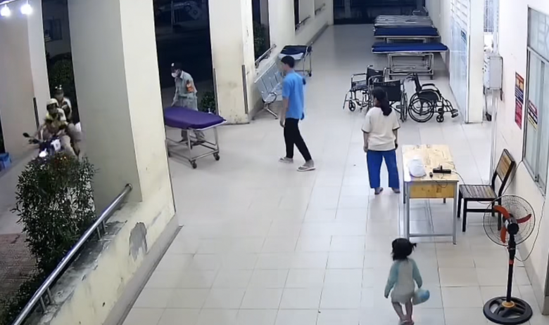 CSGT Đồng Nai d&ugrave;ng m&ocirc; t&ocirc; đặc chủng đưa b&eacute; 1 tuổi bị co giật t&iacute;m t&aacute;i đi cấp cứu- Ảnh 1.