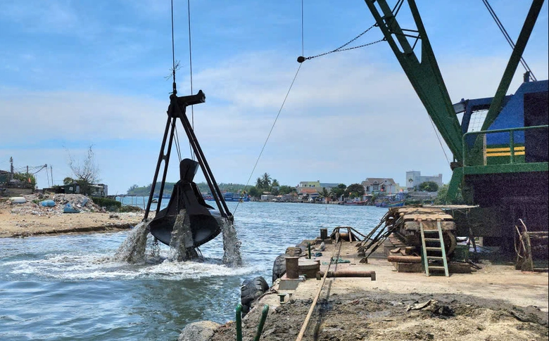 Nh&agrave; thầu thi c&ocirc;ng cảng biển bị phạt h&agrave;ng chục triệu đồng v&igrave; g&acirc;y &ocirc; nhiễm- Ảnh 1.