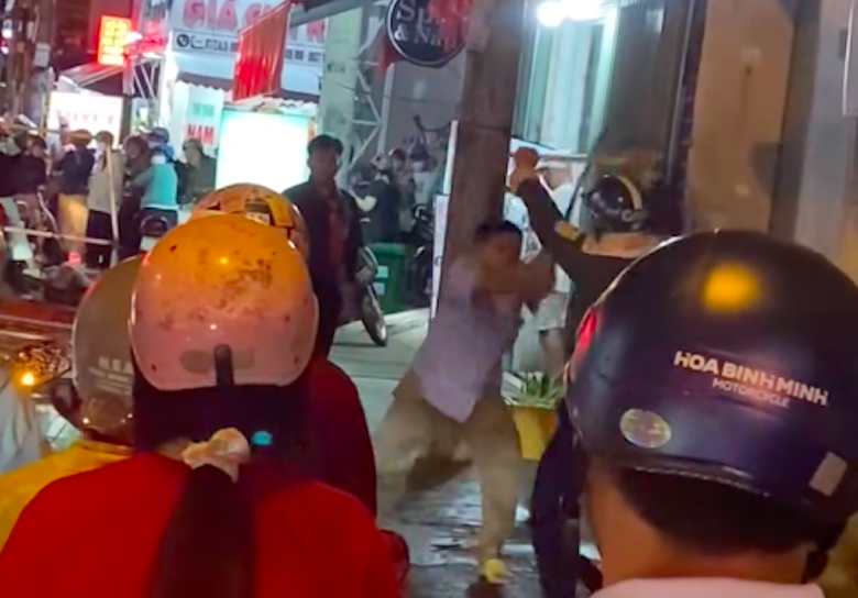 X&aacute;c minh clip hai thanh ni&ecirc;n d&ugrave;ng gậy đ&aacute;nh nhau g&acirc;y n&aacute;o loạn đường phố ở TP.HCM- Ảnh 1.