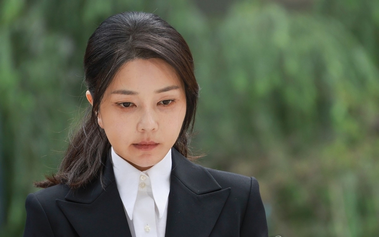 Cựu Đệ nhất phu nh&acirc;n H&agrave;n Quốc Kim Keon Hee xin lỗi khi ra tr&igrave;nh diện thẩm vấn