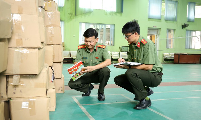 Ph&aacute;t hiện đường d&acirc;y sản xuất, bu&ocirc;n b&aacute;n s&aacute;ch giả hơn 8 tỷ đồng- Ảnh 1.