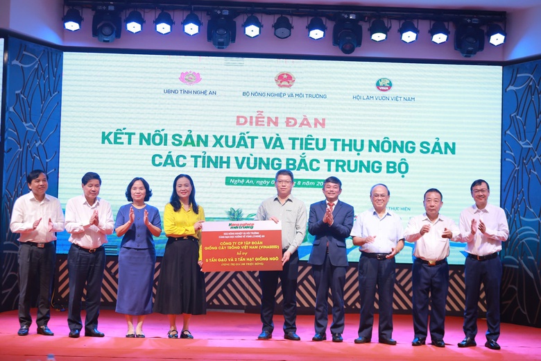 Diễn đàn kết nối sản xuất, tiêu thụ nông sản ủng hộ người dân vùng lũ Nghệ An 25 tấn gạo- Ảnh 1. Diễn đàn kết nối sản xuất, tiêu thụ nông sản ủng hộ người dân vùng lũ Nghệ An 25 tấn gạo- Ảnh 1.
