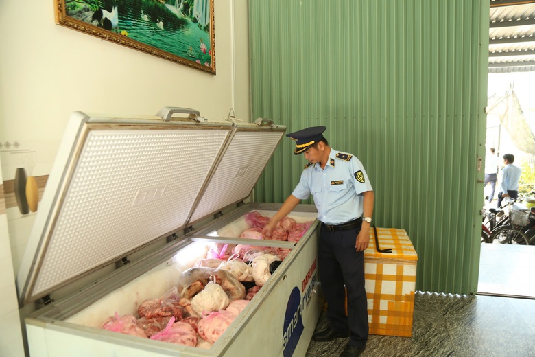 Gia Lai: Tiêu hủy hơn 4 tấn thịt, mỡ heo hôi thối, không rõ nguồn gốc- Ảnh 1. Gia Lai: Tiêu hủy hơn 4 tấn thịt, mỡ heo hôi thối, không rõ nguồn gốc- Ảnh 1.