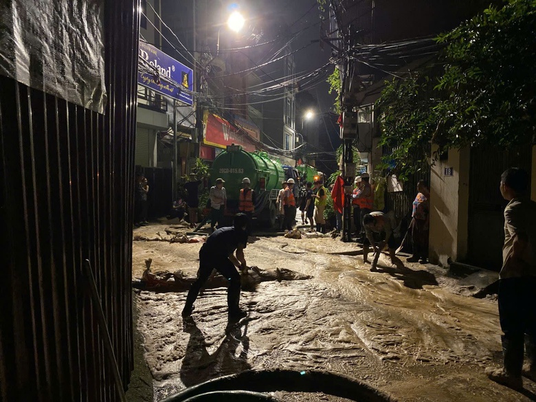 H&agrave; Nội: Kịp thời khắc phục sự cố b&ugrave;n nh&atilde;o phun tr&agrave;o trong ng&otilde; N&uacute;i Tr&uacute;c- Ảnh 3.