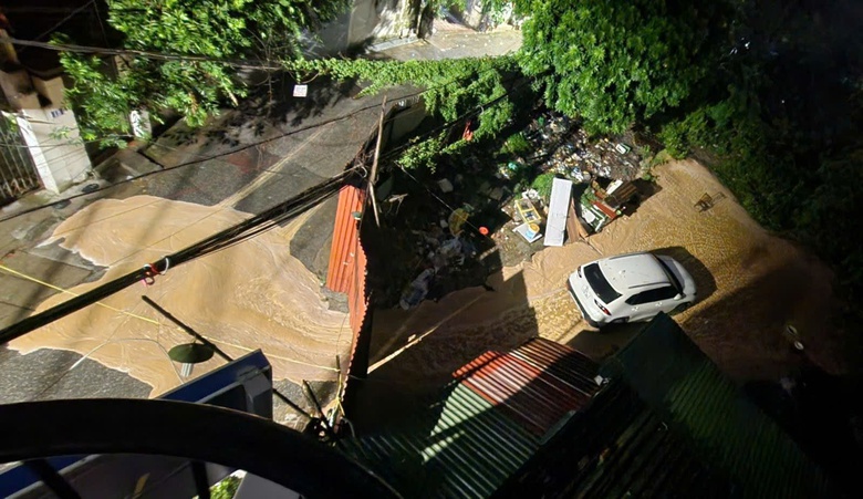 H&agrave; Nội: Kịp thời khắc phục sự cố b&ugrave;n nh&atilde;o phun tr&agrave;o trong ng&otilde; N&uacute;i Tr&uacute;c- Ảnh 2.