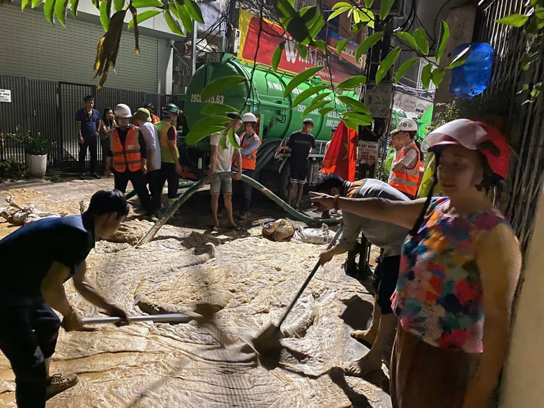 H&agrave; Nội: Kịp thời khắc phục sự cố b&ugrave;n nh&atilde;o phun tr&agrave;o trong ng&otilde; N&uacute;i Tr&uacute;c- Ảnh 1.