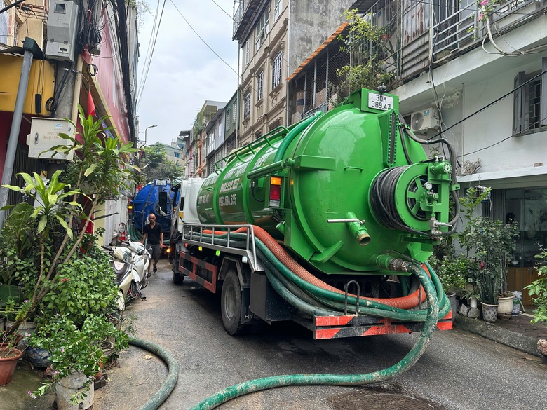 H&agrave; Nội: Kịp thời khắc phục sự cố b&ugrave;n nh&atilde;o phun tr&agrave;o trong ng&otilde; N&uacute;i Tr&uacute;c- Ảnh 4.