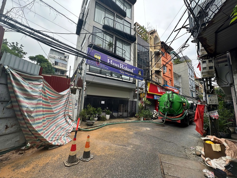 H&agrave; Nội: Kịp thời khắc phục sự cố b&ugrave;n nh&atilde;o phun tr&agrave;o trong ng&otilde; N&uacute;i Tr&uacute;c- Ảnh 5.