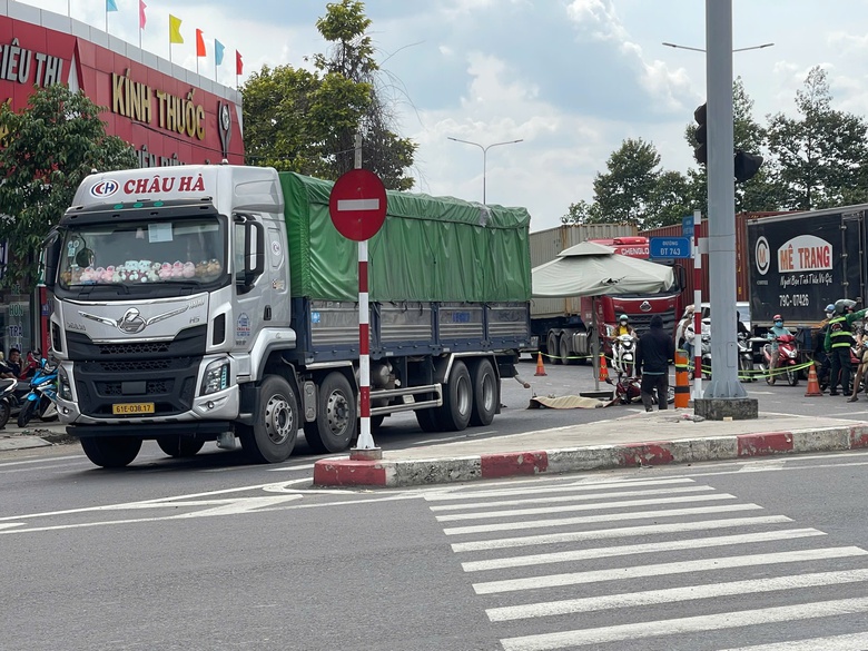 TP.HCM: Xe tải ôm cua cán người phụ nữ đi xe máy tử vong- Ảnh 1. TP.HCM: Xe tải ôm cua cán người phụ nữ đi xe máy tử vong- Ảnh 1.