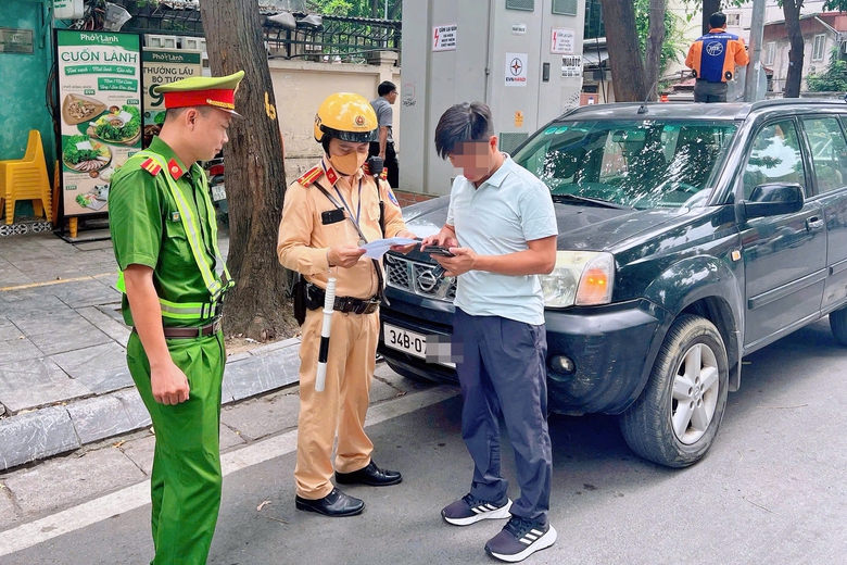 H&agrave; Nội: CSGT đề nghị x&oacute;a nhiều điểm tr&ocirc;ng giữ xe g&acirc;y cản trở giao th&ocirc;ng- Ảnh 1.