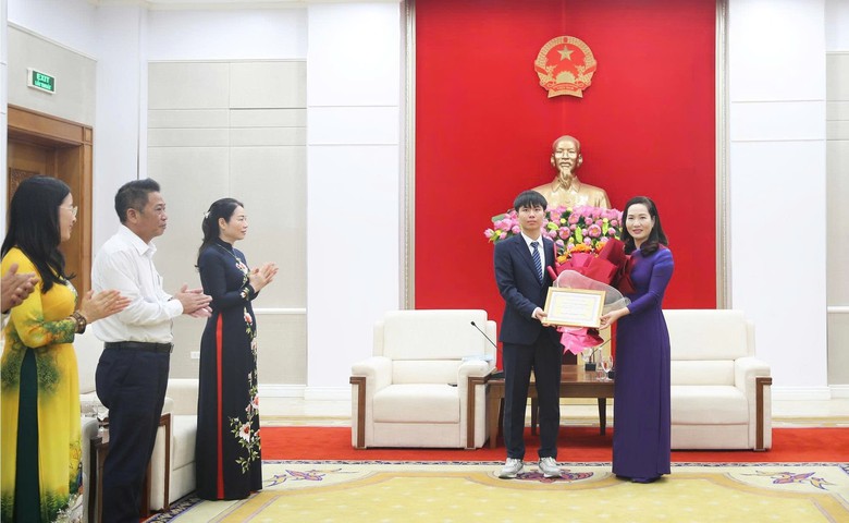 Quảng Ninh trao thưởng 400 triệu đồng cho nam sinh đạt huy chương Olympic tin học quốc tế- Ảnh 1.