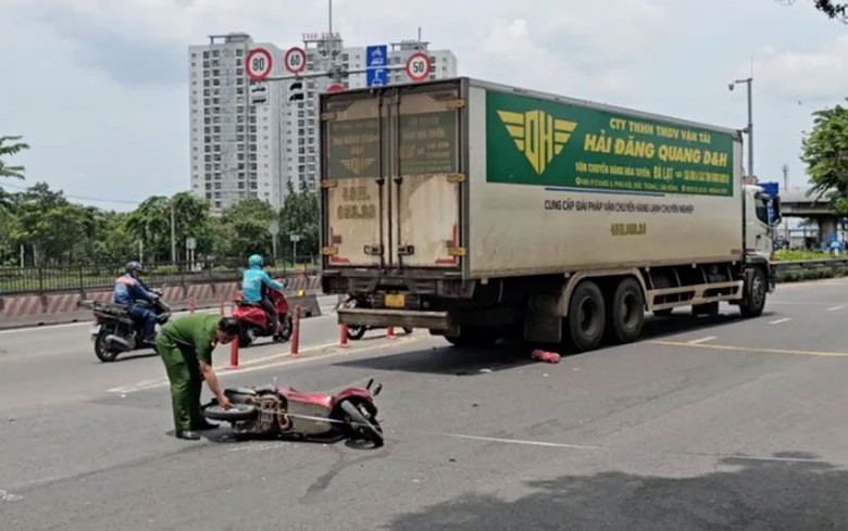 Hiện trường vụ tai nạn khiến c&ocirc; g&aacute;i trẻ tử vong.