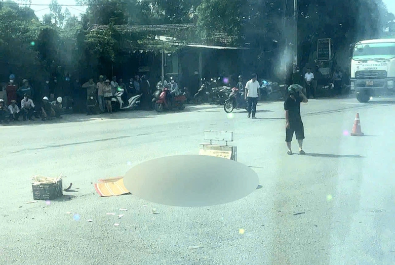 Hiện trường vụ tai nạn khiến người đ&agrave;n &ocirc;ng tử vong tại chỗ.