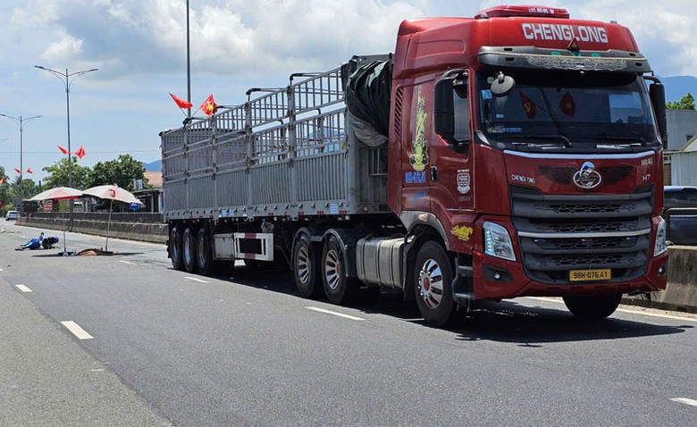 Hiện trường vụ tai nạn khiến c&ocirc; g&aacute;i trẻ tử vong tại chỗ.