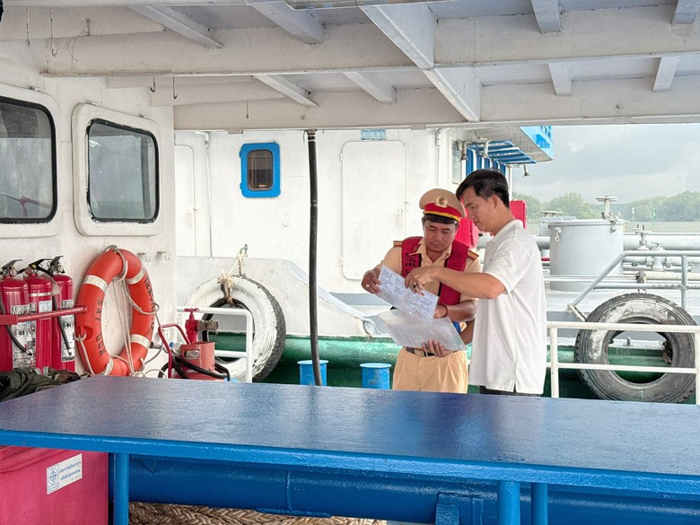 Kiểm tra gần 500 phương tiện thủy tại Đồng Nai ph&aacute;t hiện h&agrave;ng loạt vi phạm- Ảnh 5.