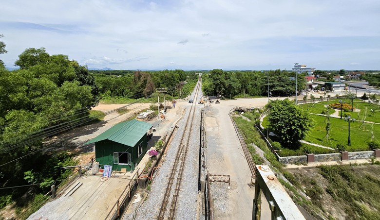 Cận cảnh c&ocirc;ng tr&igrave;nh dịch chuyển, mở rộng đường ngang c&ograve;n dở dang, chờ vốn ở Quảng Trị- Ảnh 1.