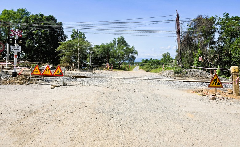 Cận cảnh c&ocirc;ng tr&igrave;nh dịch chuyển, mở rộng đường ngang c&ograve;n dở dang, chờ vốn ở Quảng Trị- Ảnh 12.