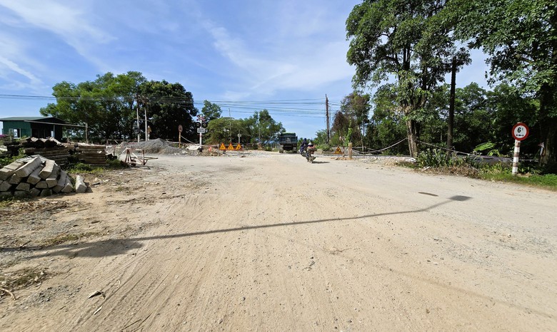Cận cảnh c&ocirc;ng tr&igrave;nh dịch chuyển, mở rộng đường ngang c&ograve;n dở dang, chờ vốn ở Quảng Trị- Ảnh 2.
