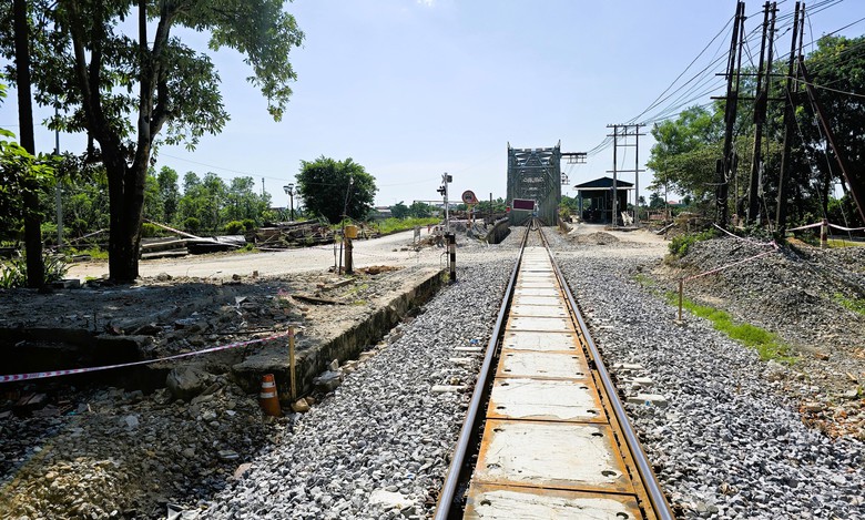 Cận cảnh c&ocirc;ng tr&igrave;nh dịch chuyển, mở rộng đường ngang c&ograve;n dở dang, chờ vốn ở Quảng Trị- Ảnh 4.