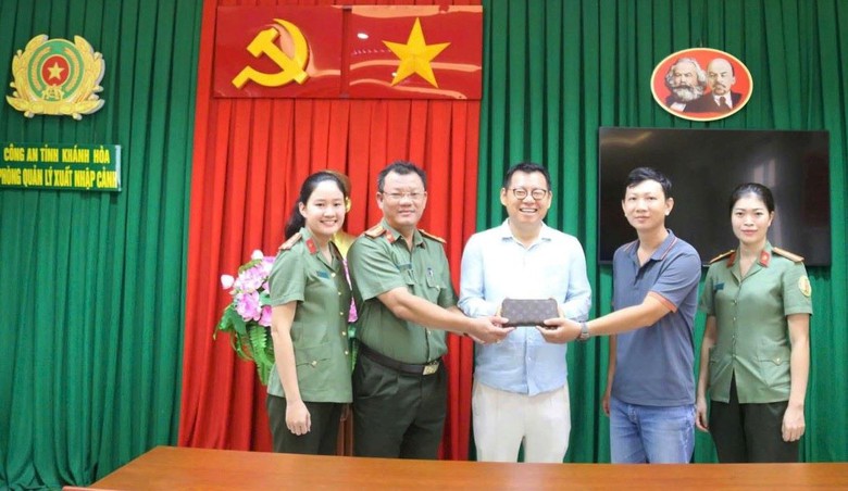 Đến Kh&aacute;nh H&ograve;a du lịch, du kh&aacute;ch H&agrave;n Quốc mừng rỡ khi nhận lại t&agrave;i sản đ&aacute;nh rơi tr&ecirc;n phố- Ảnh 1.
