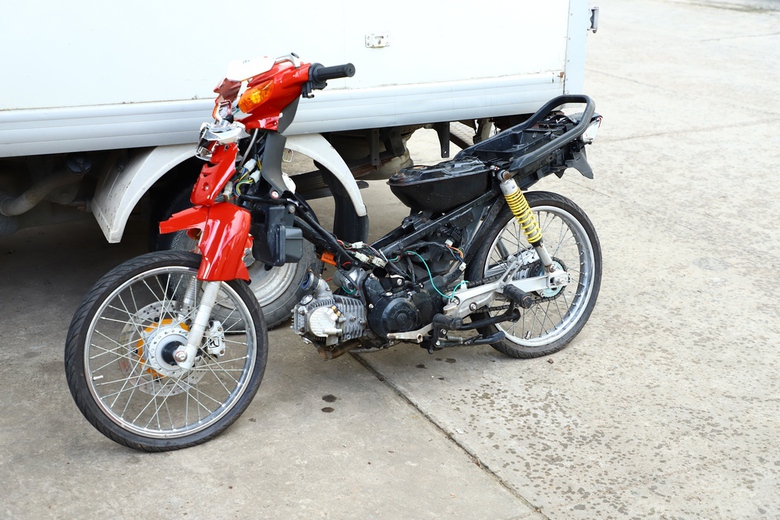 Cần Thơ: Nh&oacute;m đối tượng tụ tập đ&aacute;nh nhau kh&ocirc;ng th&agrave;nh, đập ph&aacute; xe của người kh&aacute;c- Ảnh 3.