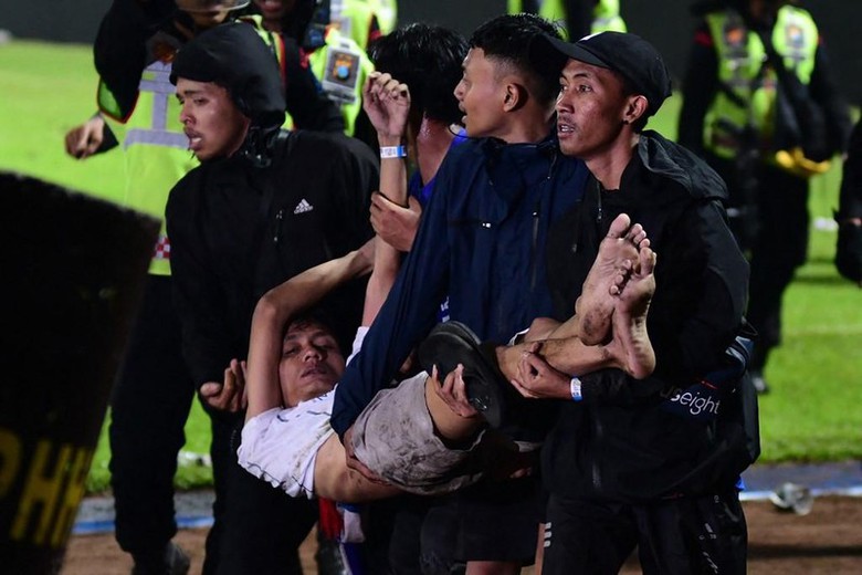 FIFA kh&ocirc;ng gỡ lệnh cấm cho cổ động vi&ecirc;n b&oacute;ng đ&aacute; Indonesia- Ảnh 1.