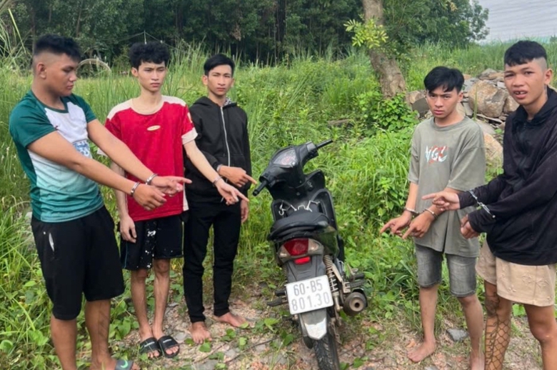 Bắt nh&oacute;m thanh ni&ecirc;n d&agrave;n cảnh hỏi đường, đ&aacute;nh người l&uacute;c rạng s&aacute;ng để cướp xe- Ảnh 1.