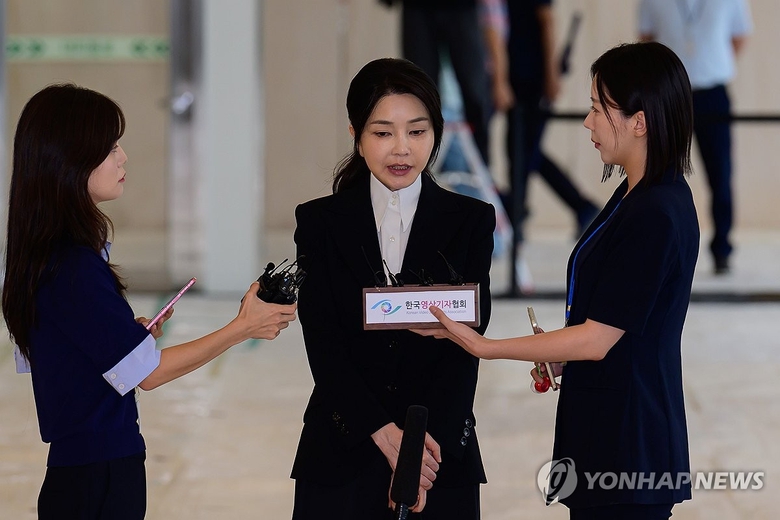 Công tố viên đặc biệt xin lệnh bắt cựu Đệ nhất phu nhân Hàn Quốc- Ảnh 1. Công tố viên đặc biệt xin lệnh bắt cựu Đệ nhất phu nhân Hàn Quốc- Ảnh 1.