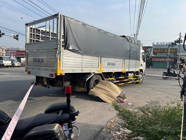 Xe tải va chạm xe đạp điện, nữ c&ocirc;ng nh&acirc;n bị c&aacute;n tử vong- Ảnh 1.