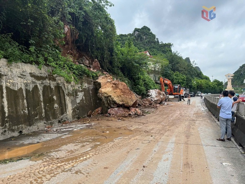 Quảng Ninh: Sạt lở tr&ecirc;n quốc lộ 18, giao th&ocirc;ng qua dốc Đ&egrave;o Bụt bị gi&aacute;n đoạn- Ảnh 2.