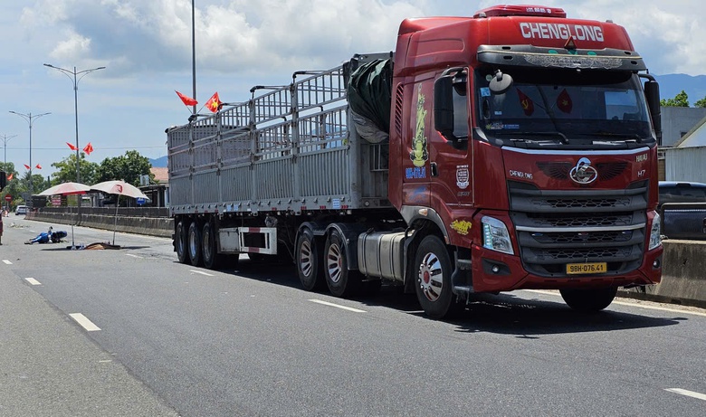 Huế: Xe m&aacute;y va chạm xe tải khiến c&ocirc; g&aacute;i trẻ tử vong- Ảnh 1.