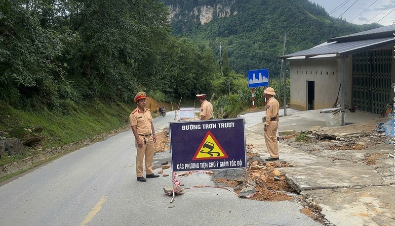 Chuyện CSGT L&agrave;o Cai tuần lưu xuy&ecirc;n đ&ecirc;m đảm bảo an to&agrave;n giao th&ocirc;ng m&ugrave;a mưa b&atilde;o- Ảnh 6.