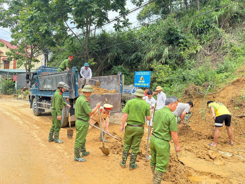 Chuyện CSGT L&agrave;o Cai tuần lưu xuy&ecirc;n đ&ecirc;m đảm bảo an to&agrave;n giao th&ocirc;ng m&ugrave;a mưa b&atilde;o- Ảnh 7.
