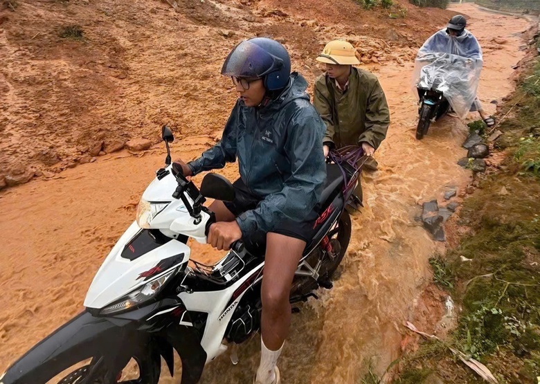 Chuyện CSGT L&agrave;o Cai tuần lưu xuy&ecirc;n đ&ecirc;m đảm bảo an to&agrave;n giao th&ocirc;ng m&ugrave;a mưa b&atilde;o- Ảnh 4.