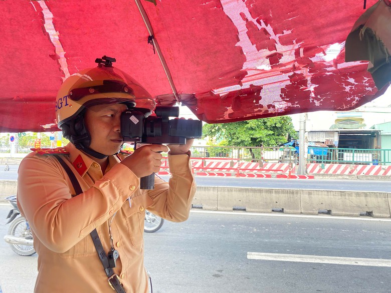 TP.HCM: Trong một giờ, h&agrave;ng loạt t&agrave;i xế bị xử phạt v&igrave; chạy qu&aacute; tốc độ- Ảnh 1.