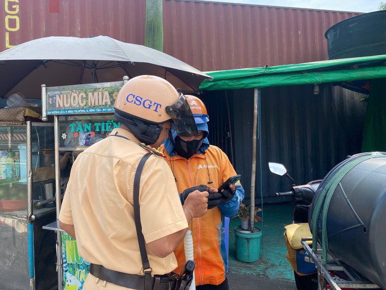 TP.HCM: Trong một giờ, h&agrave;ng loạt t&agrave;i xế bị xử phạt v&igrave; chạy qu&aacute; tốc độ- Ảnh 3.