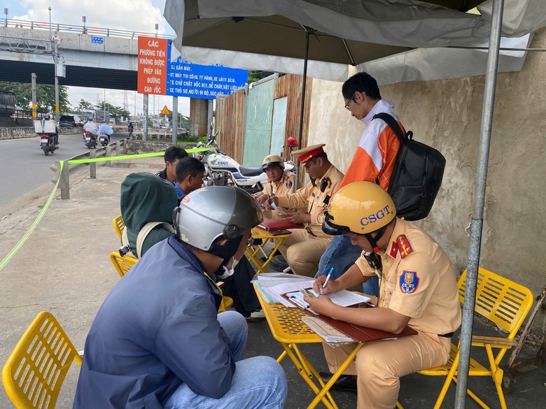 TP.HCM: Trong một giờ, h&agrave;ng loạt t&agrave;i xế bị xử phạt v&igrave; chạy qu&aacute; tốc độ- Ảnh 2.