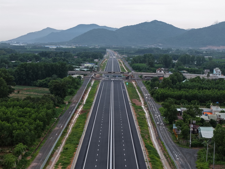 Cao tốc Bi&ecirc;n H&ograve;a - Vũng T&agrave;u: Ho&agrave;n th&agrave;nh 2 cầu vượt ngang cuối c&ugrave;ng trong th&aacute;ng 8- Ảnh 4.